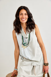 Two-color wooden necklace with frill on the orange side