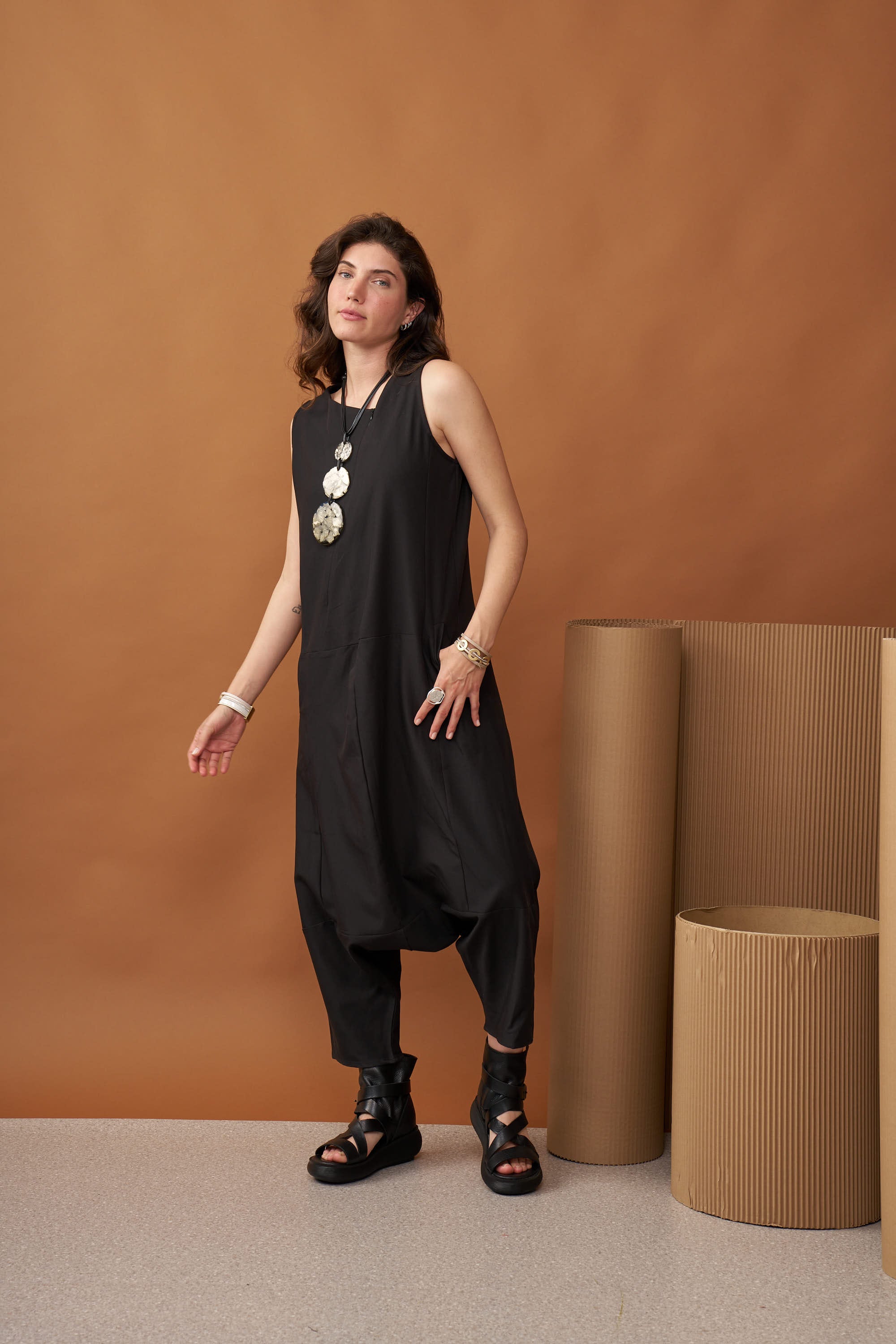 סנדלי עור גבוהות עם רצועות שחור