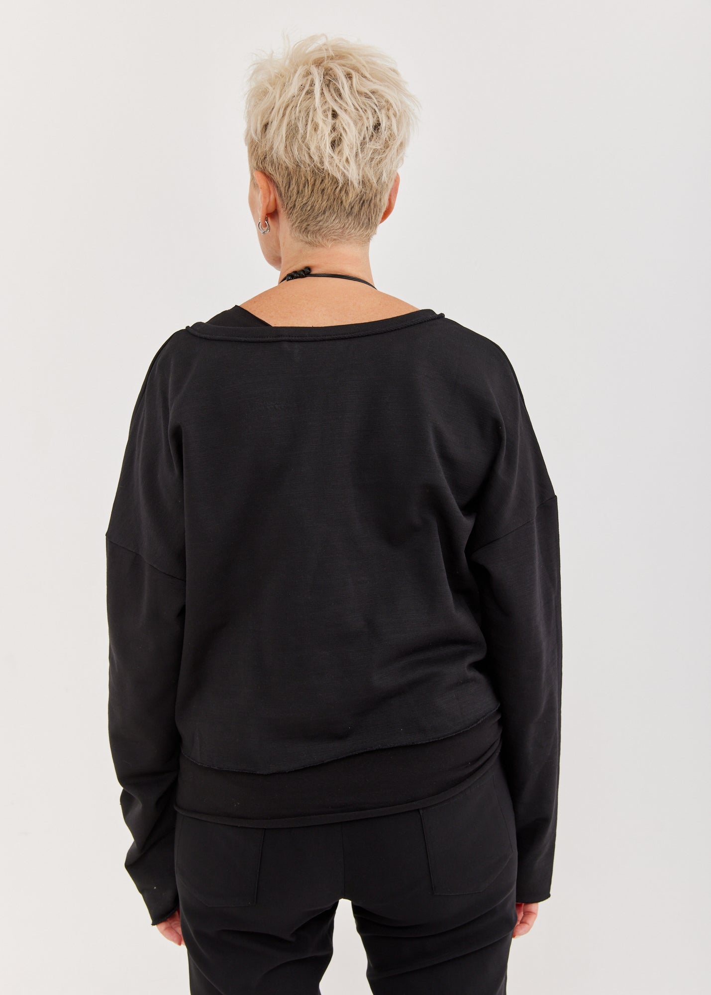 Long sleeve sweatshirt in a black crop cut