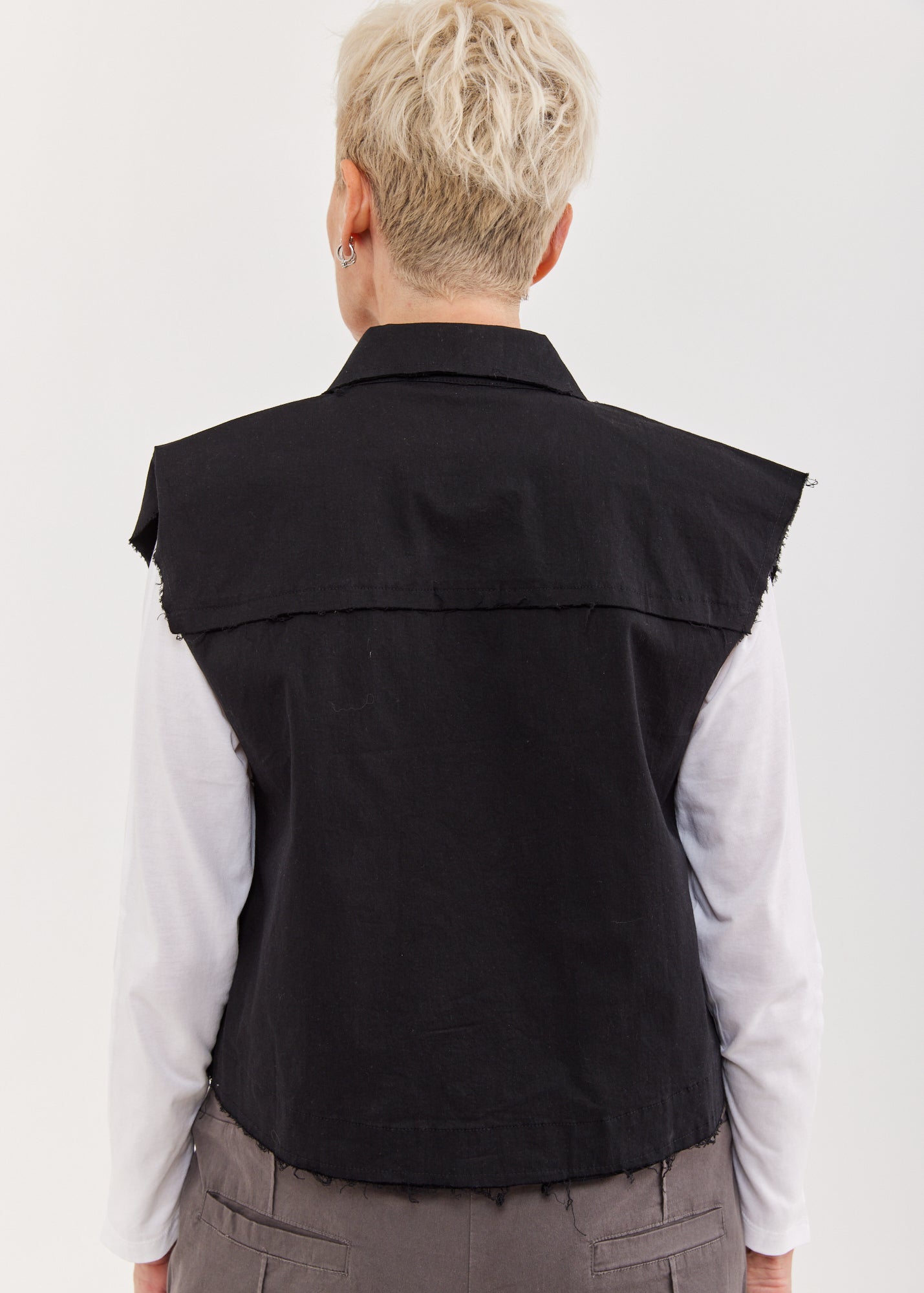 וסט שני כיסים קדימה שחור