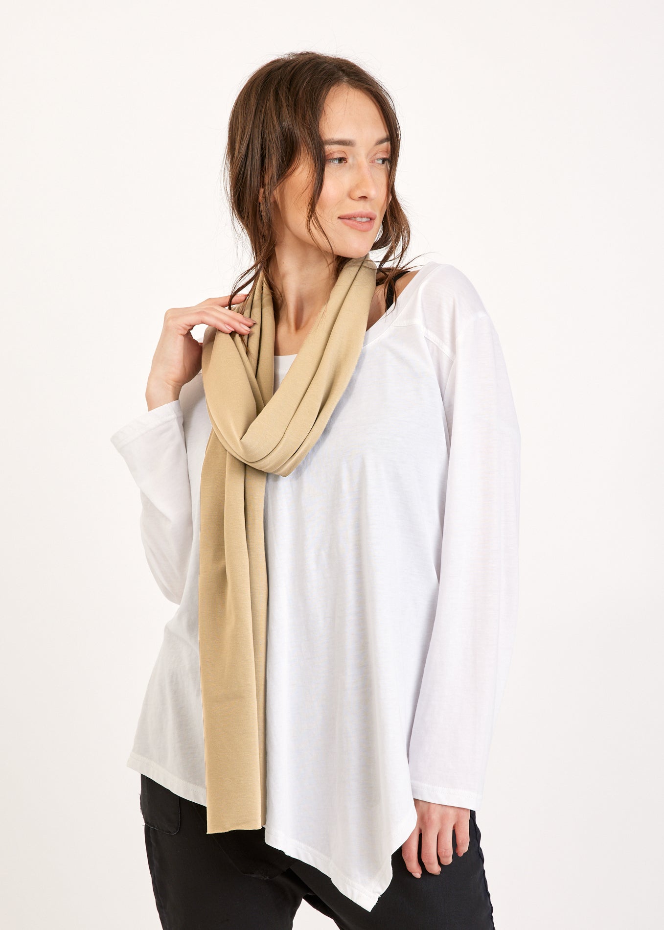 Шарф с обратным швом кремово-белого цвета.