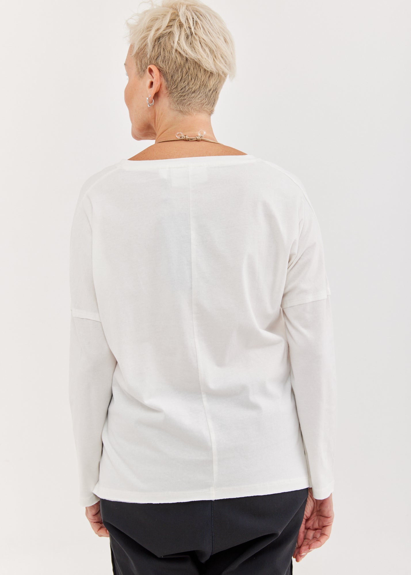 חולצה שרוול ארוך מפתח וי לבן