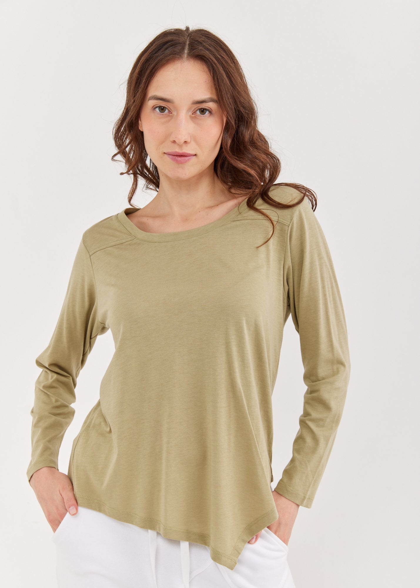 חולצת טי וי לצד למטה שרוול ארוך ירוק