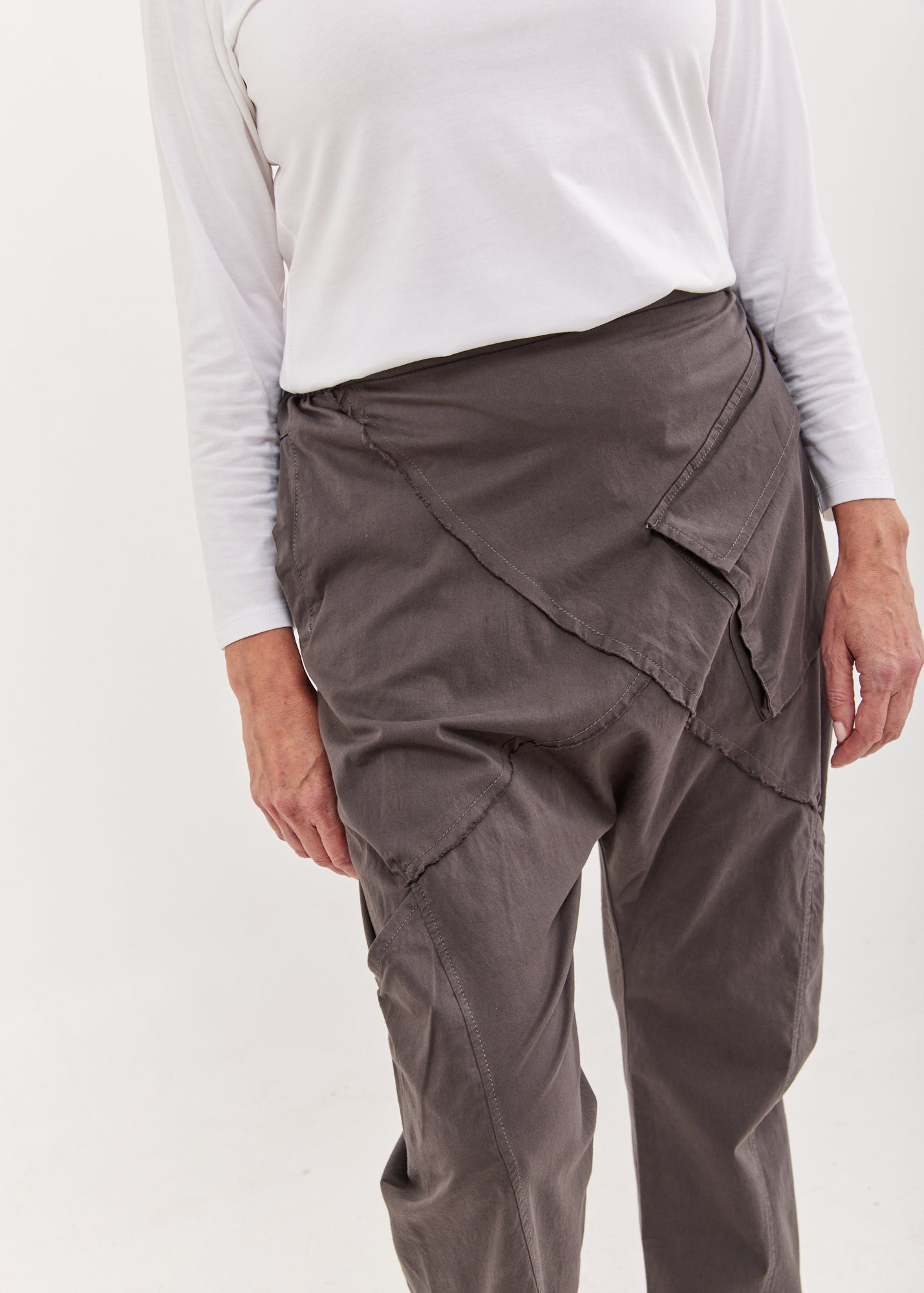 מכנסיים בוי כיס קידמי גדול אפור כהה