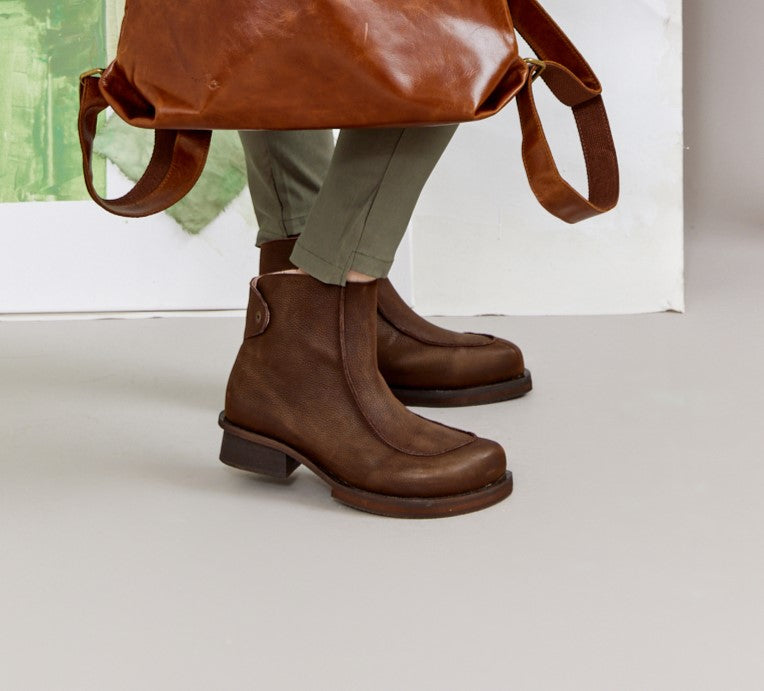 Leather ankle boots with brown square finish
