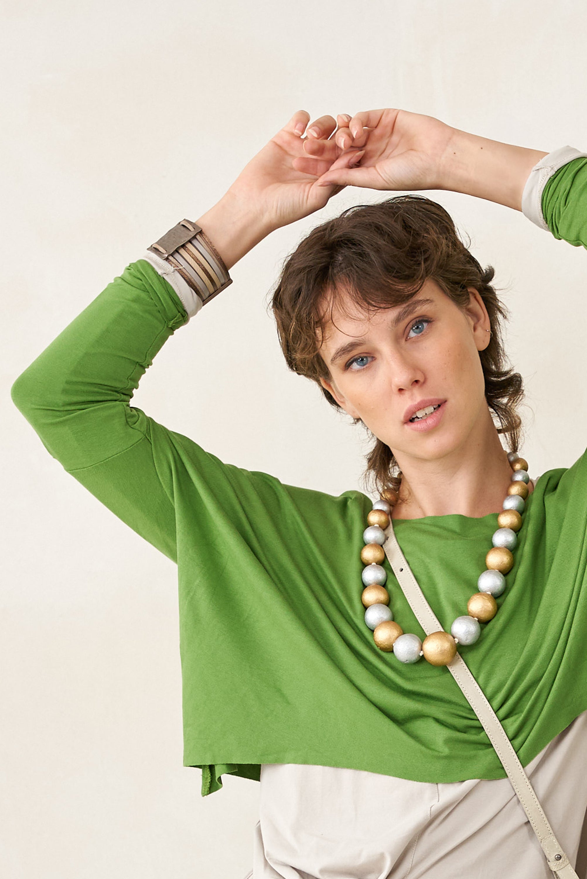 צמיד עור עם קובית מתכת שטוחה רקועה שחור