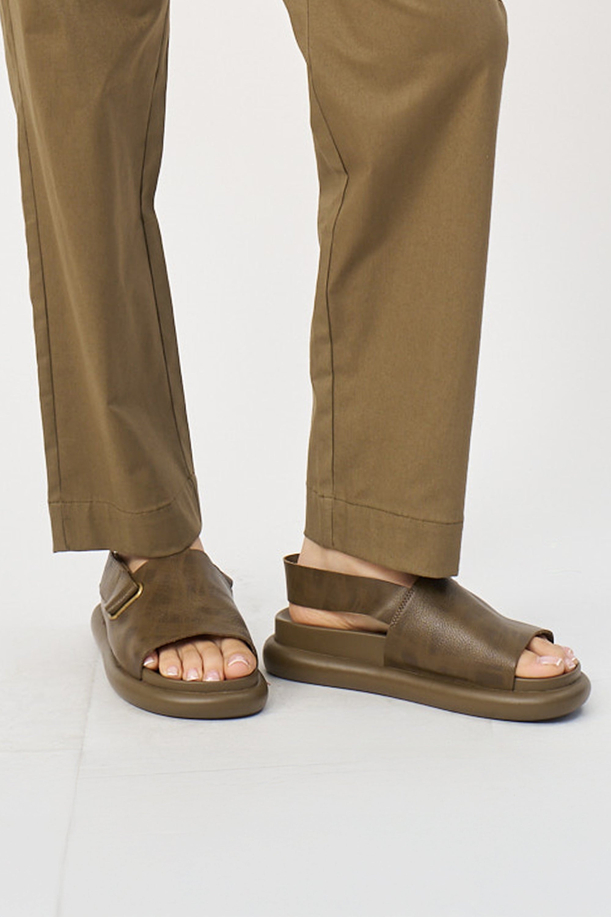 Comfort leather sandals with back strap and green Ibex