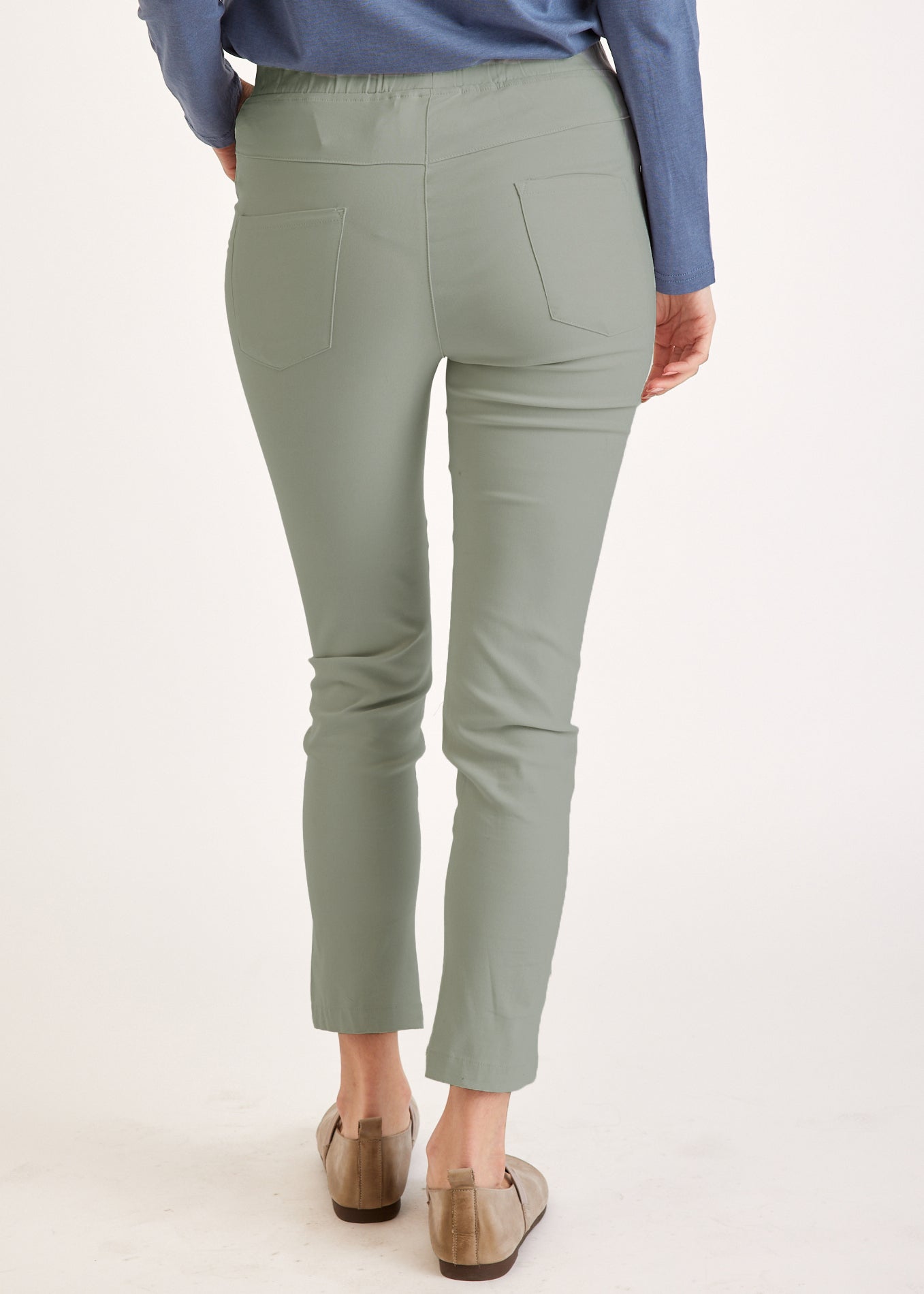 Серые верхние резиновые узкие брюки