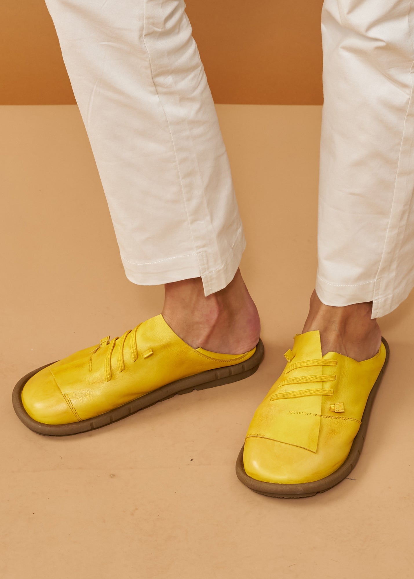 נעלי נוחות מעור סיגרה אסימטרית ושרוכי גומי צהוב