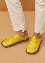 נעלי נוחות מעור סיגרה אסימטרית ושרוכי גומי צהוב