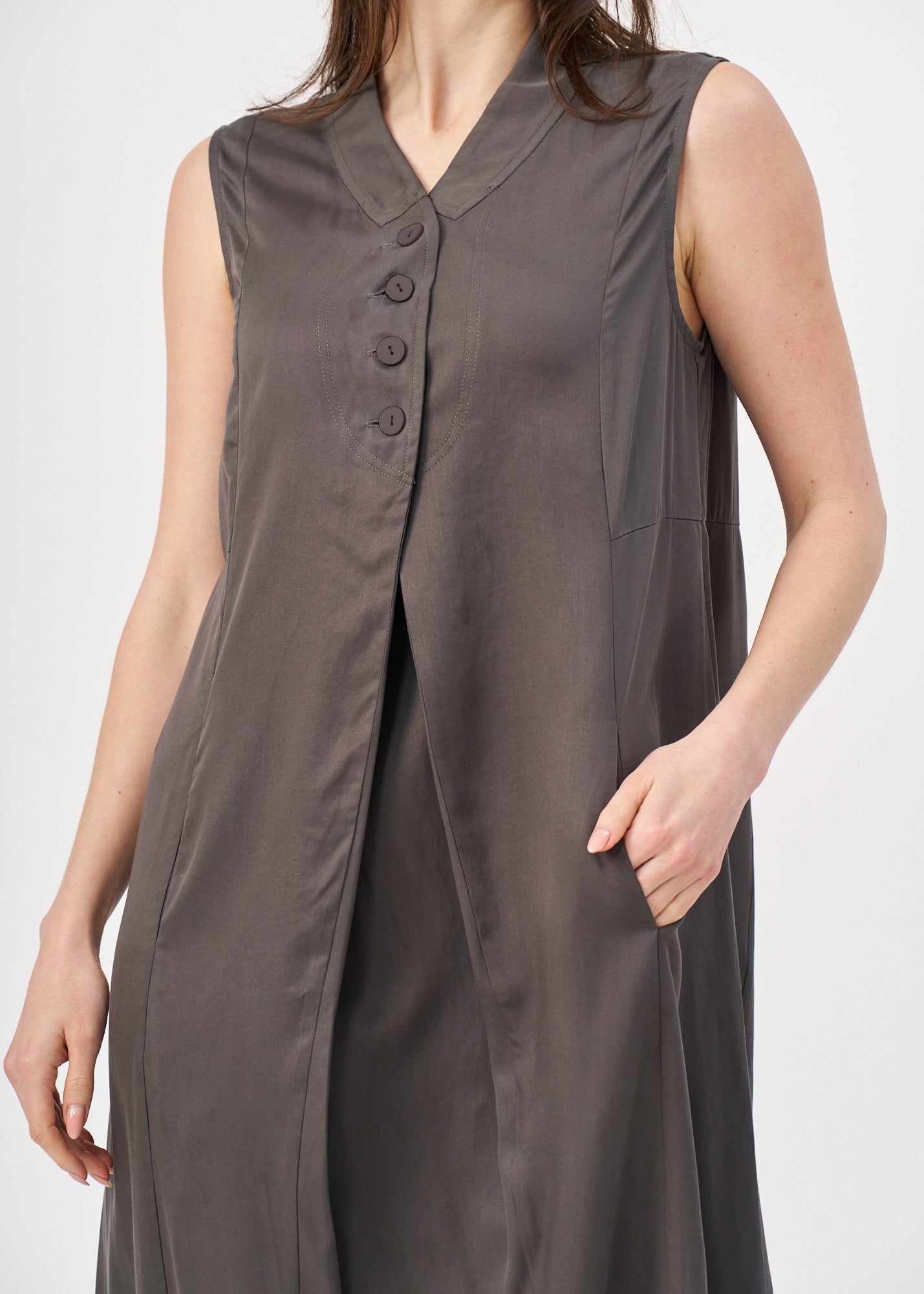 שמלה עם חצי כפתרה וצווארון אפור כהה