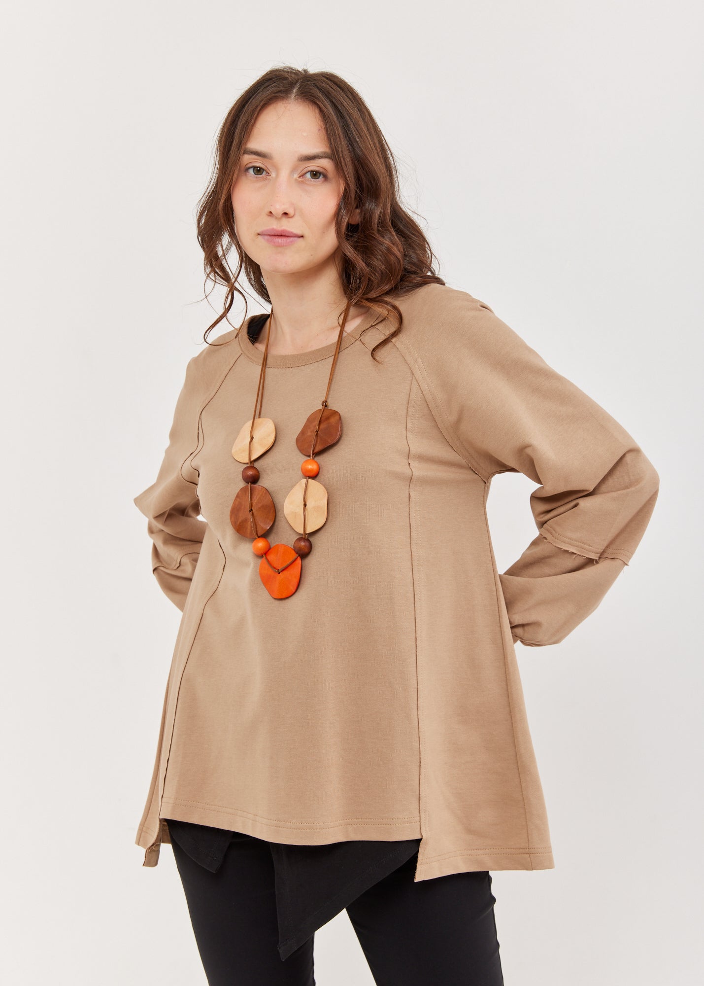 חולצה עם חתכים ושרוולים נפוחים חום