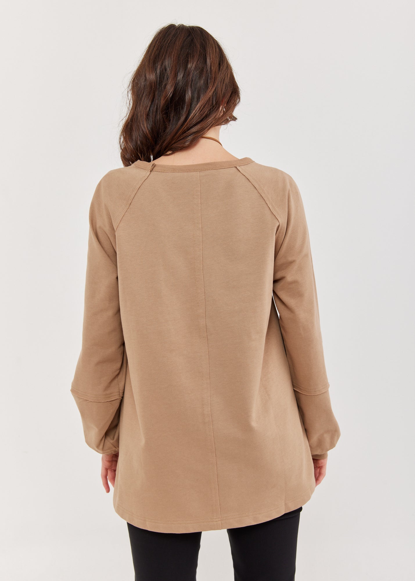 חולצה עם חתכים ושרוולים נפוחים חום