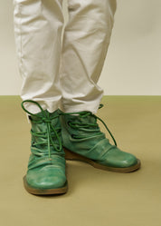 מגפיים לנשים עם קשירת עור ורוכסן ירוק