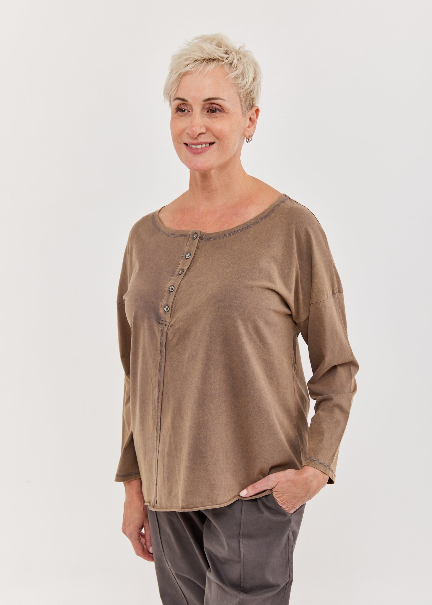 חולצה שרוול ארוך כפתרה אלכסונית חום ווש