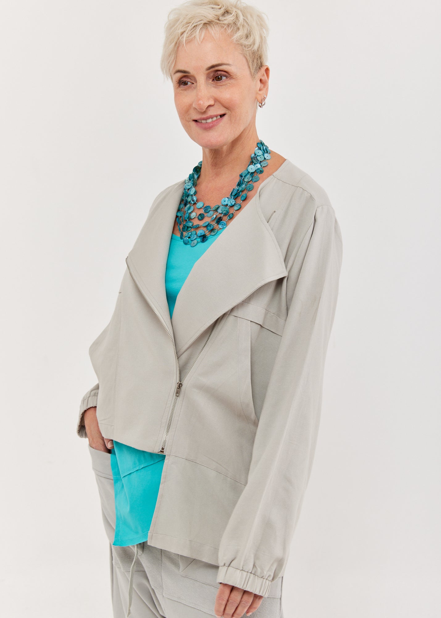 גקט אסימטרי דק עם רוכסן אפור