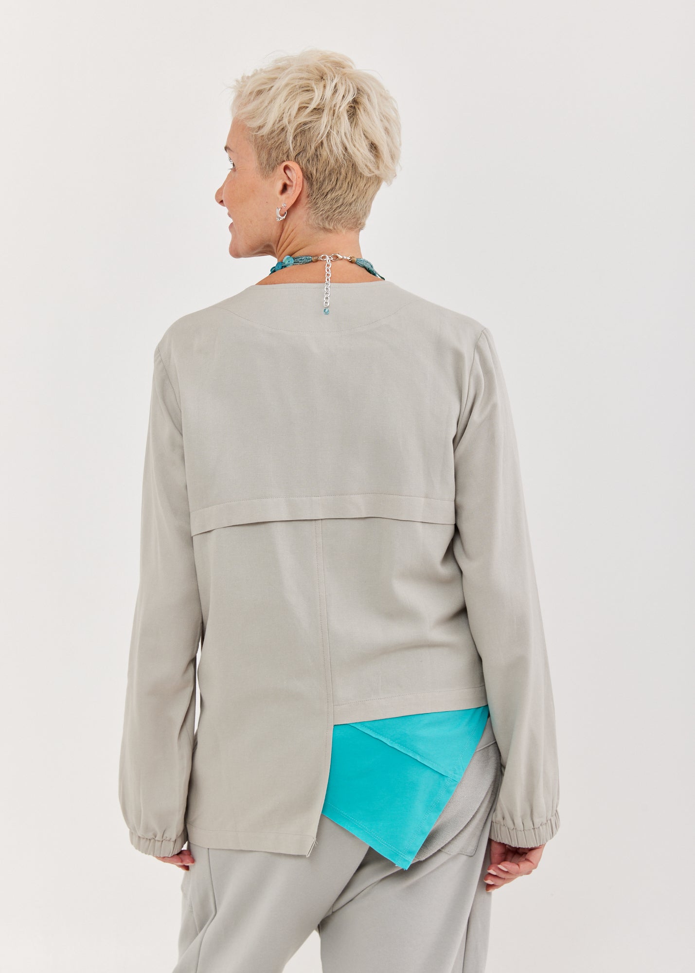 גקט אסימטרי דק עם רוכסן אפור