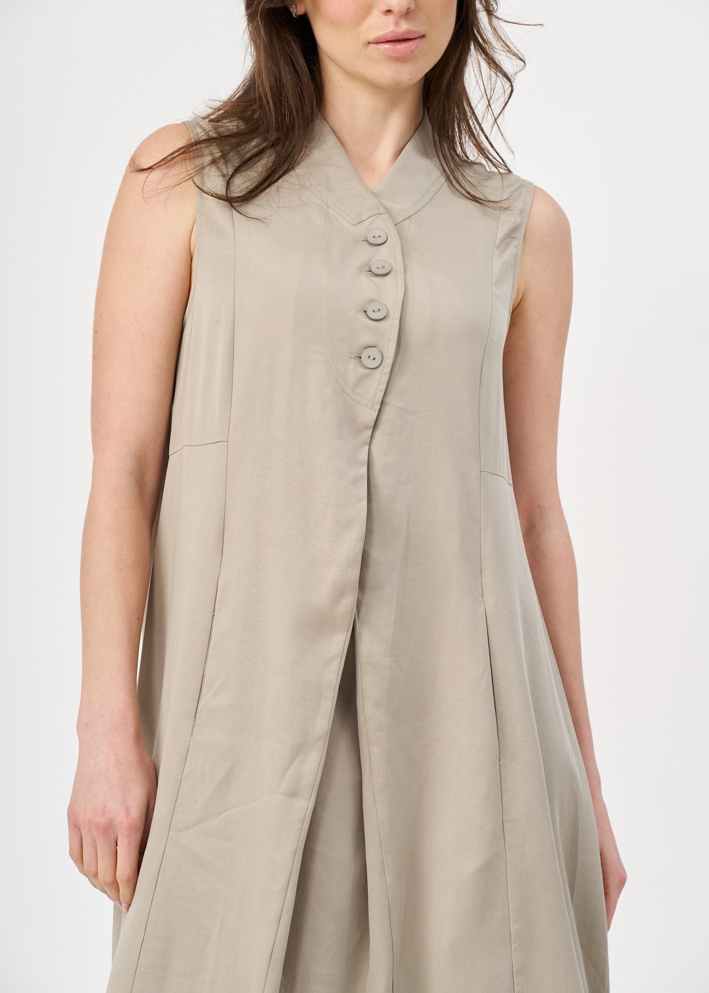 שמלה עם חצי כפתרה וצווארון חום