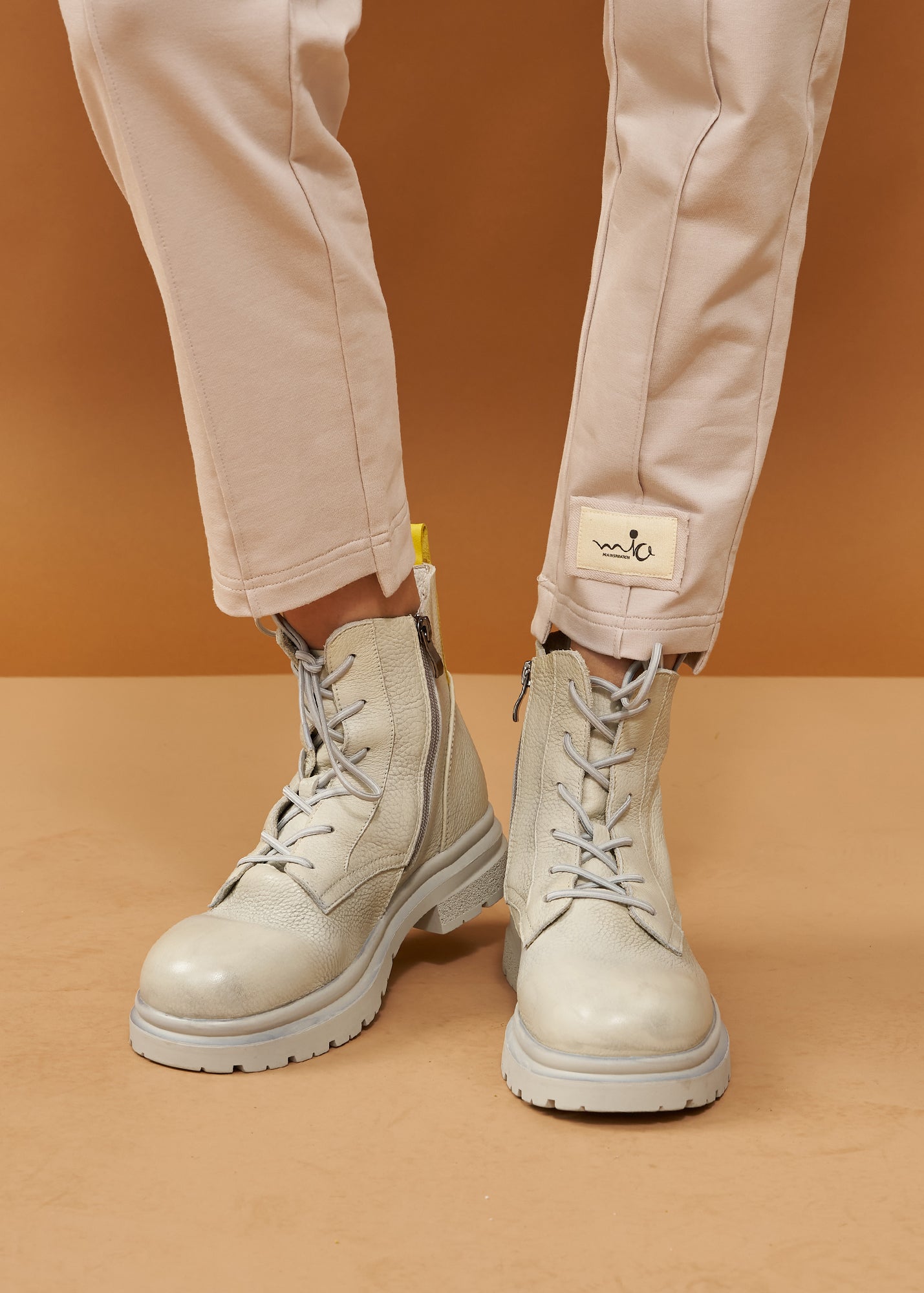 מגפוני עור עם שרוכים ורוכסן אפור ווש