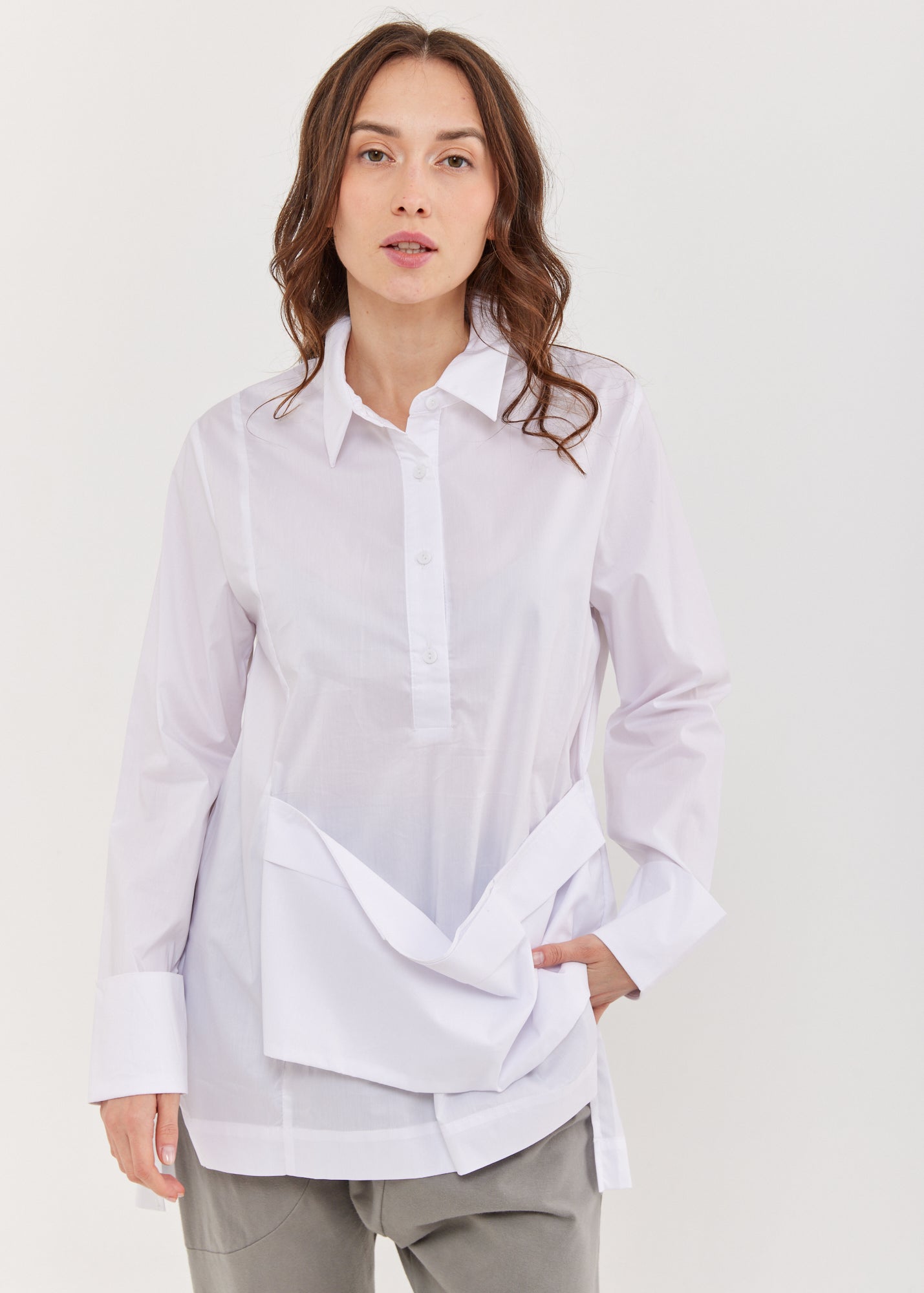 חולצה מכופתרת עם כיס קידמי לבן