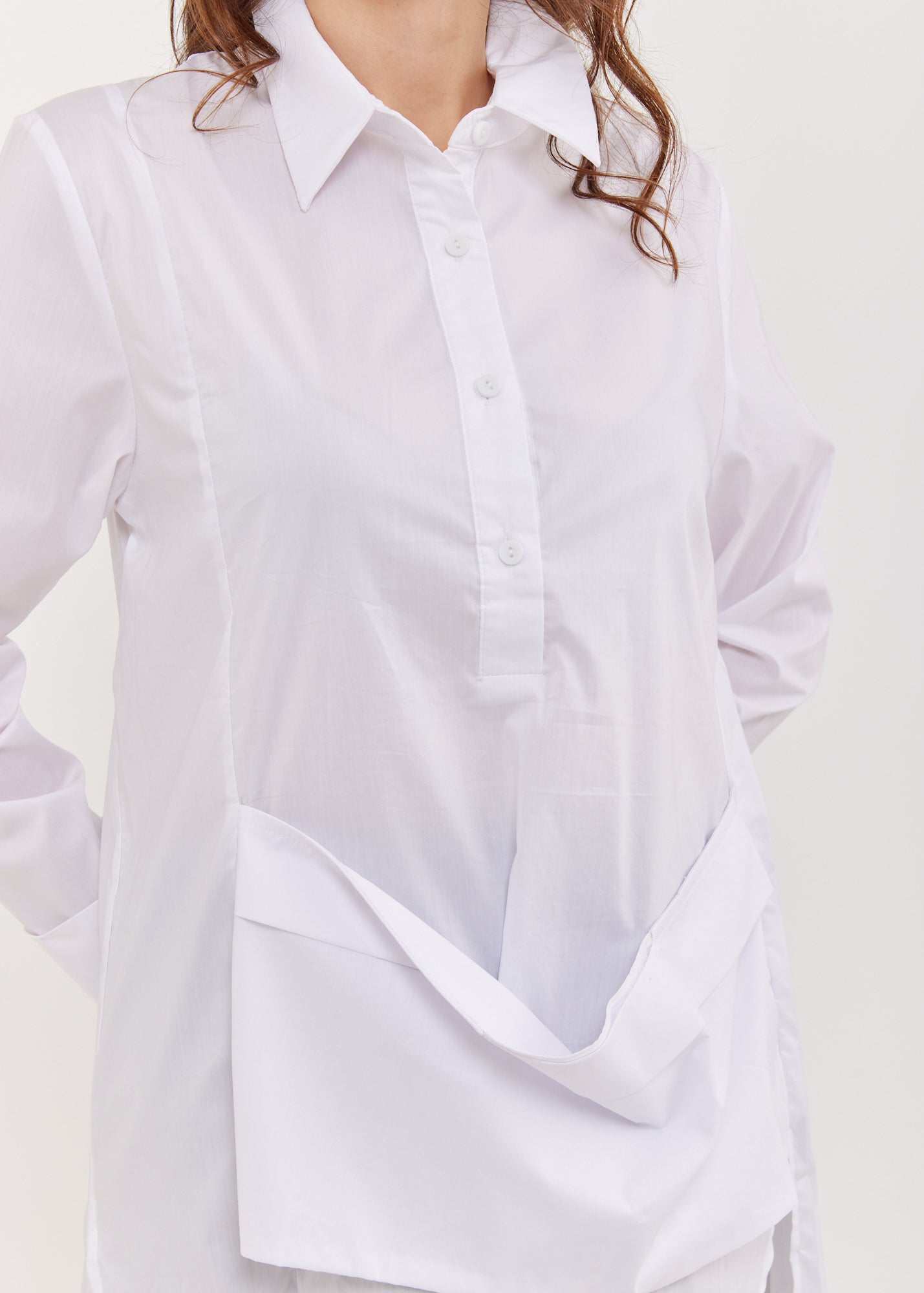 חולצה מכופתרת עם כיס קידמי לבן