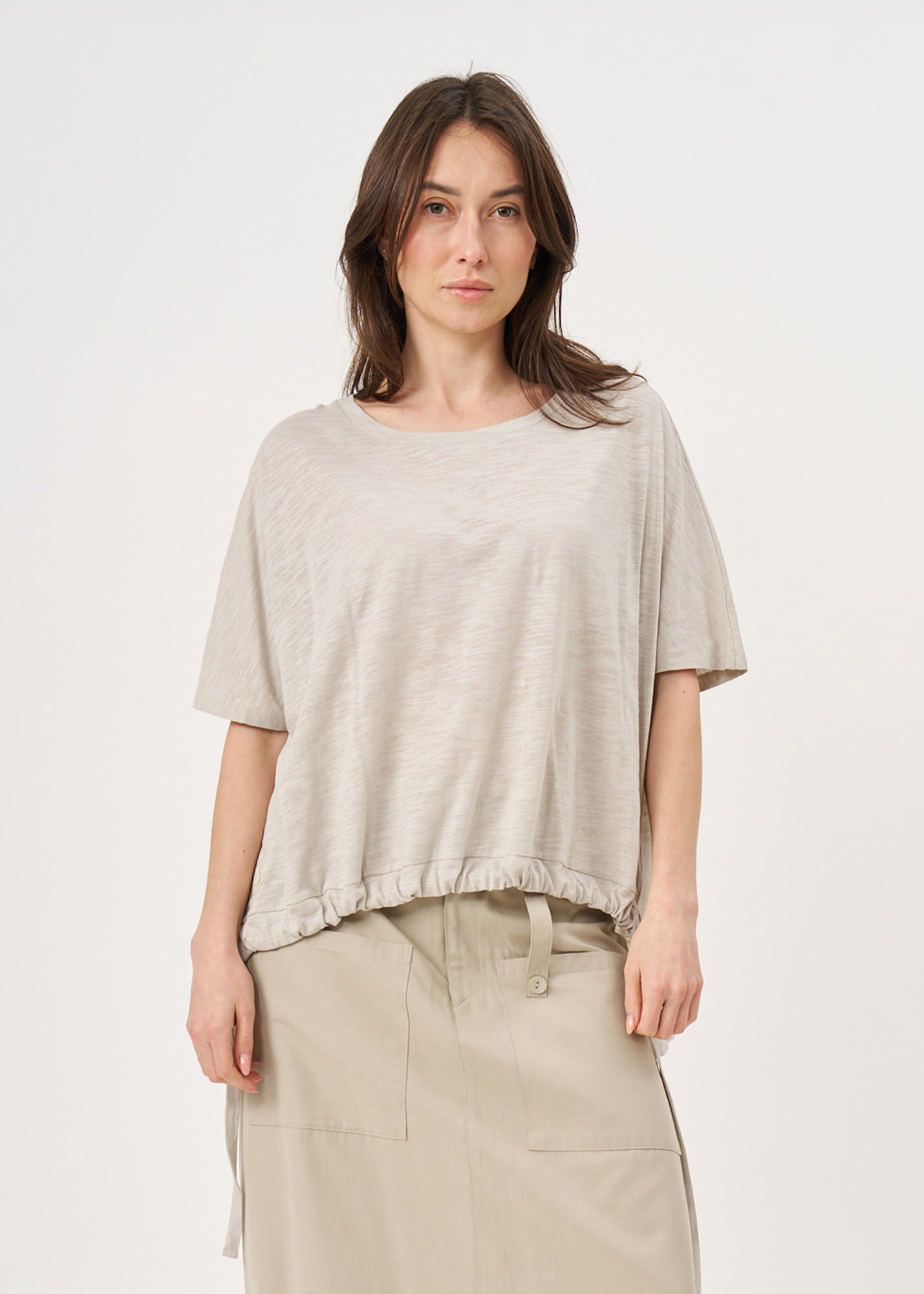 Light gray cotton slub short-sleeved shirt with drawstring