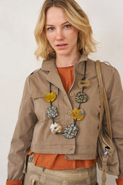 שרשרת טקסטורה רזין עץ וצדף כסף