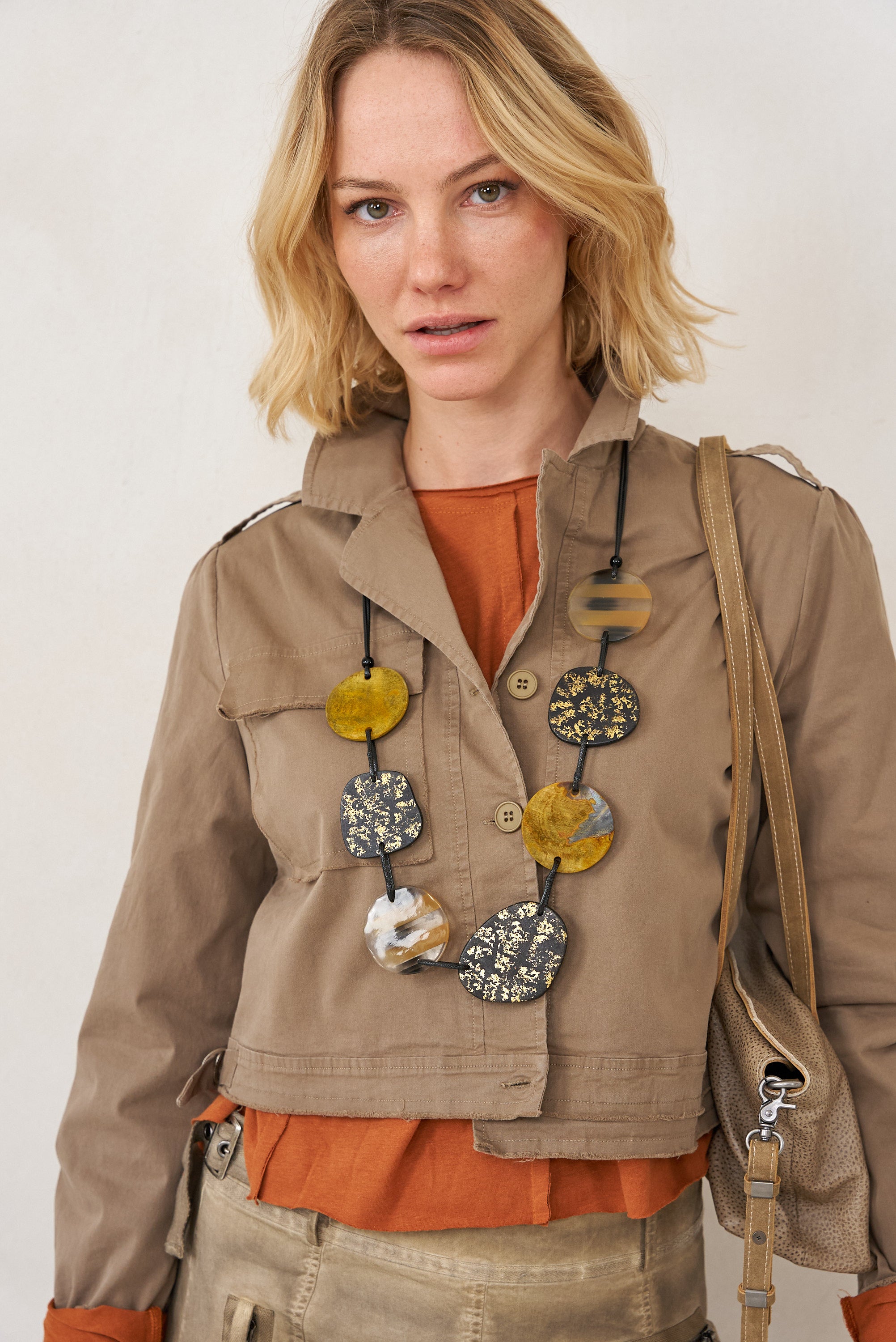 שרשרת טקסטורה רזין עץ וצדף כסף