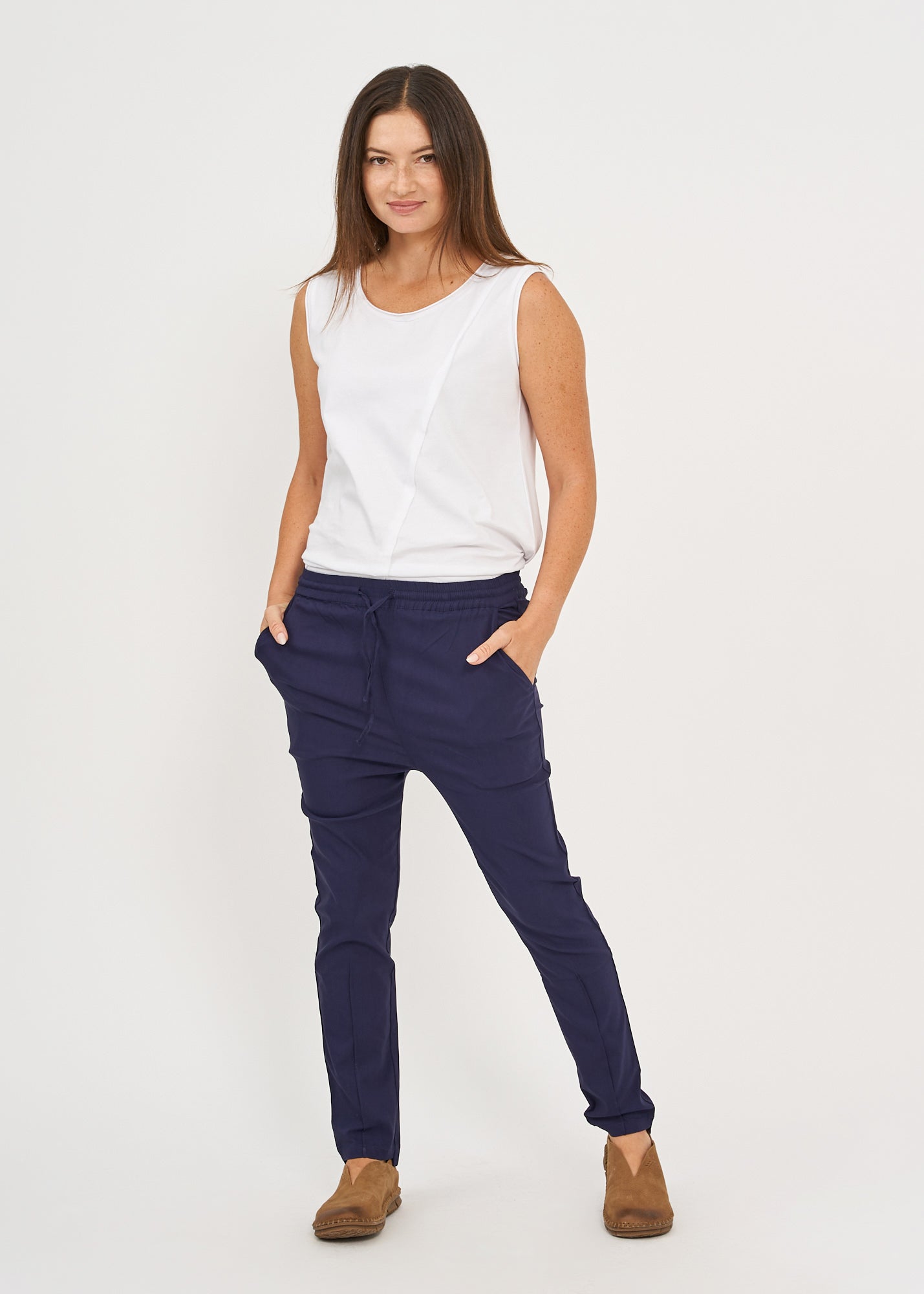 Basic pants with drawstring and diagonal pockets dark blue