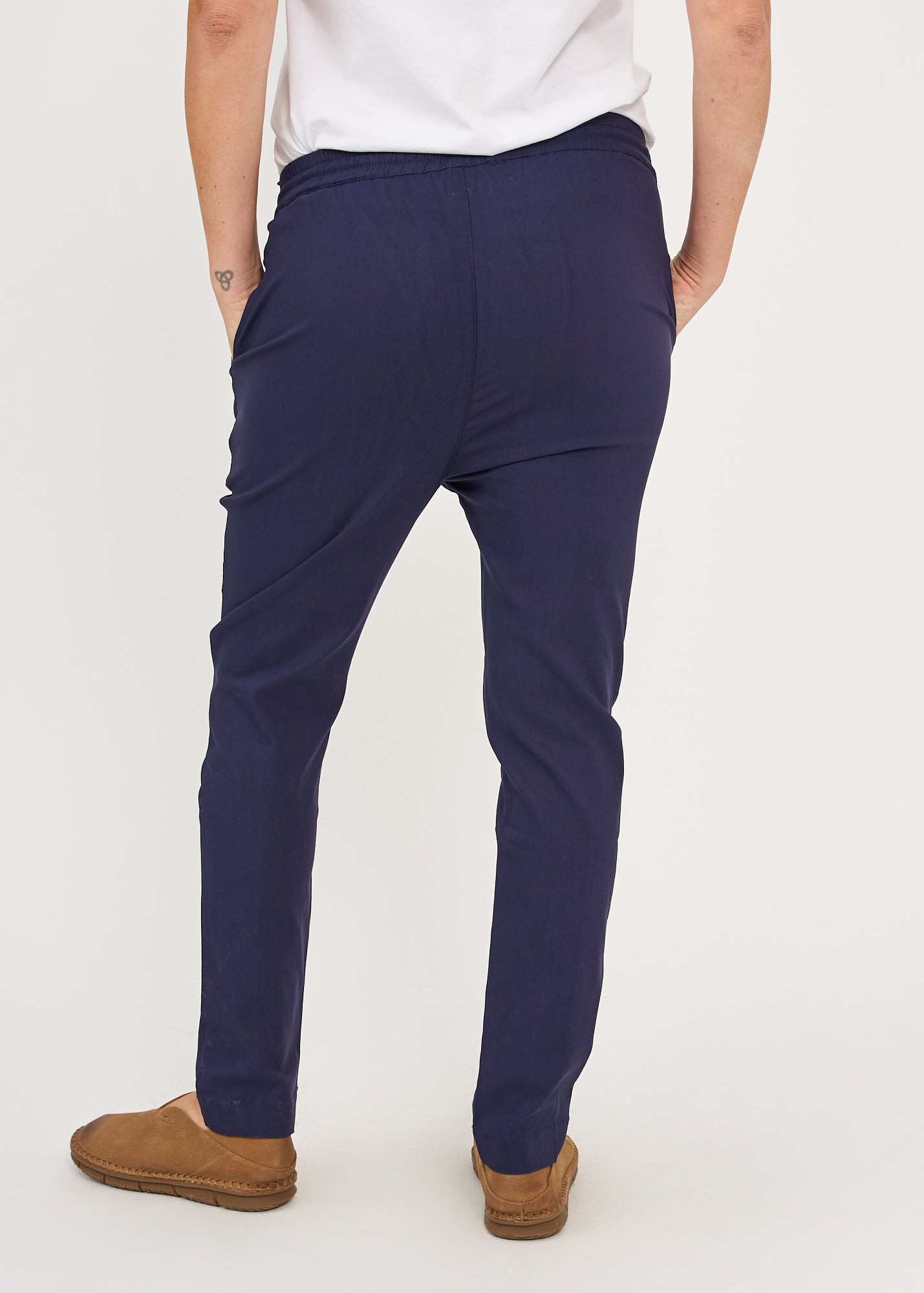 Basic pants with drawstring and diagonal pockets dark blue