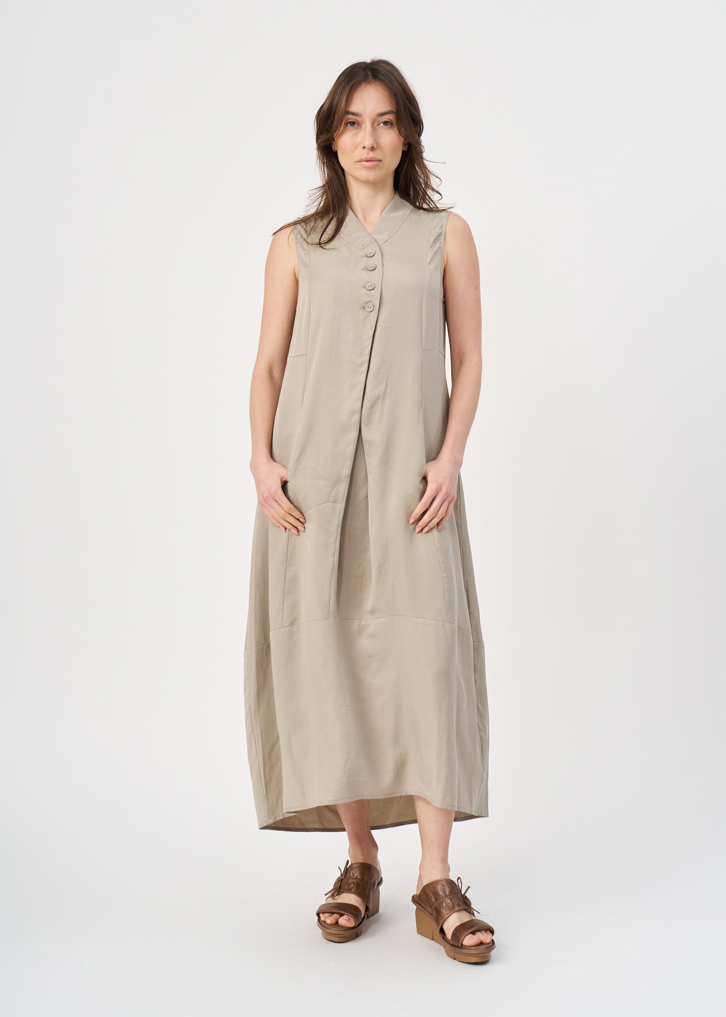 שמלה עם חצי כפתרה וצווארון חום