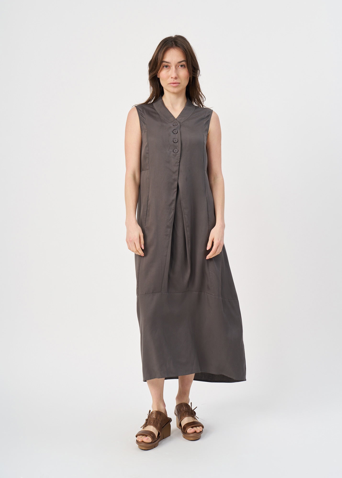 שמלה עם חצי כפתרה וצווארון אפור כהה