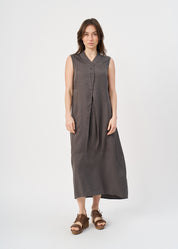 שמלה עם חצי כפתרה וצווארון אפור כהה