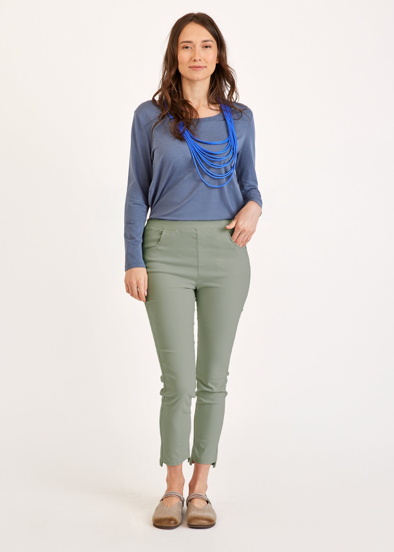 Серые верхние резиновые узкие брюки