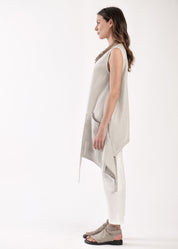 וסט אלכסוני עם כיס תלוי אפור