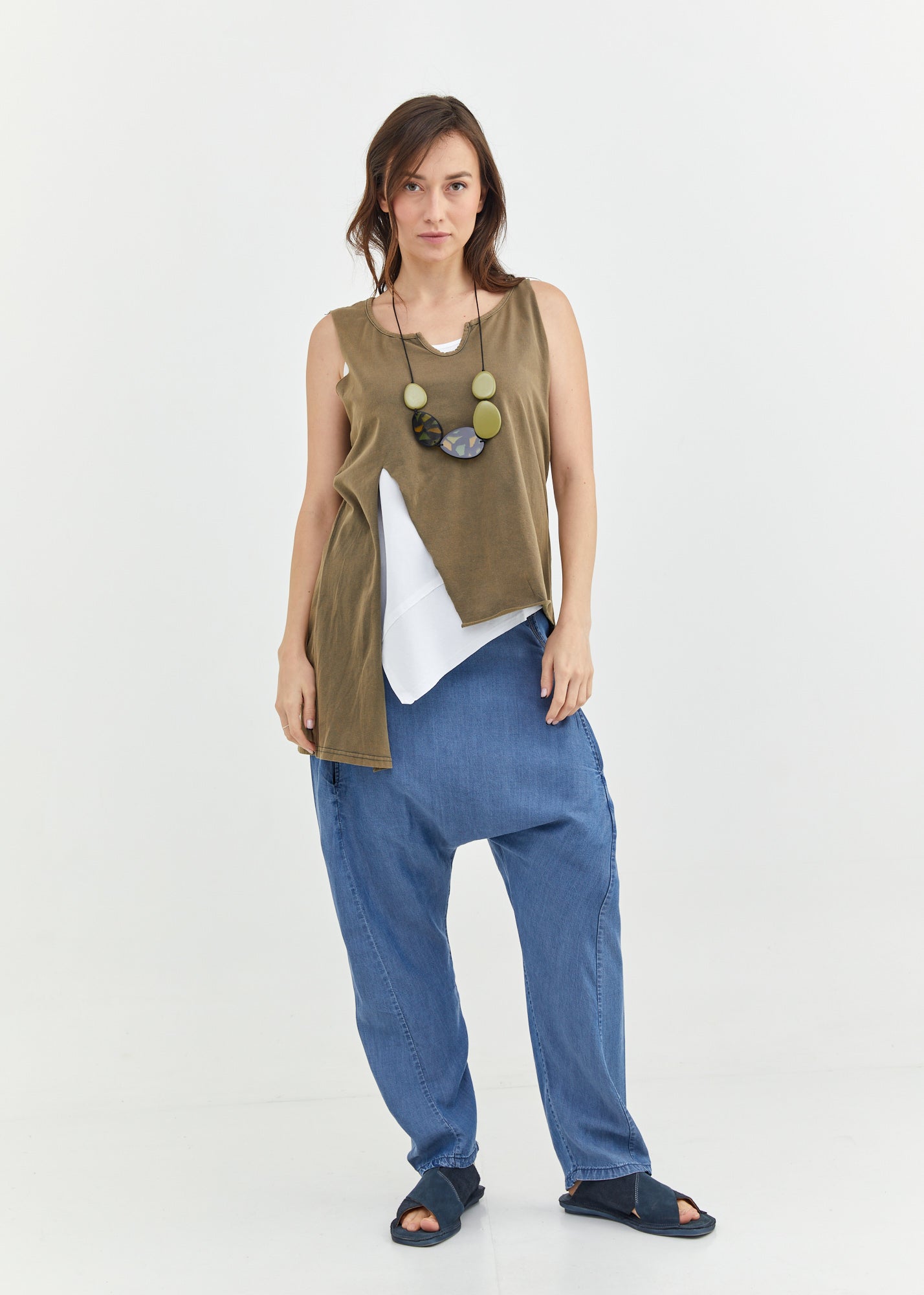 Tank top with a small v-neck and a dark green front cut