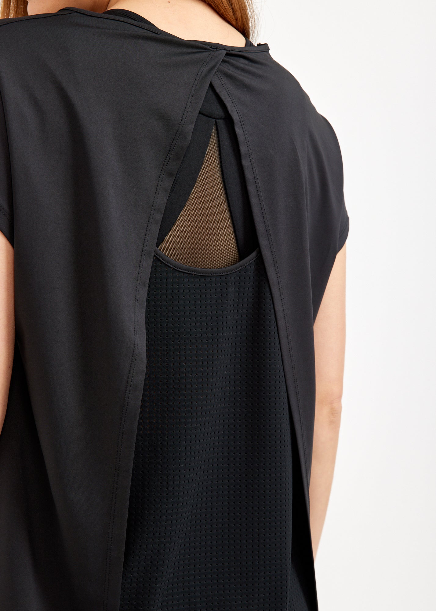 Black tank top-like back training shirt