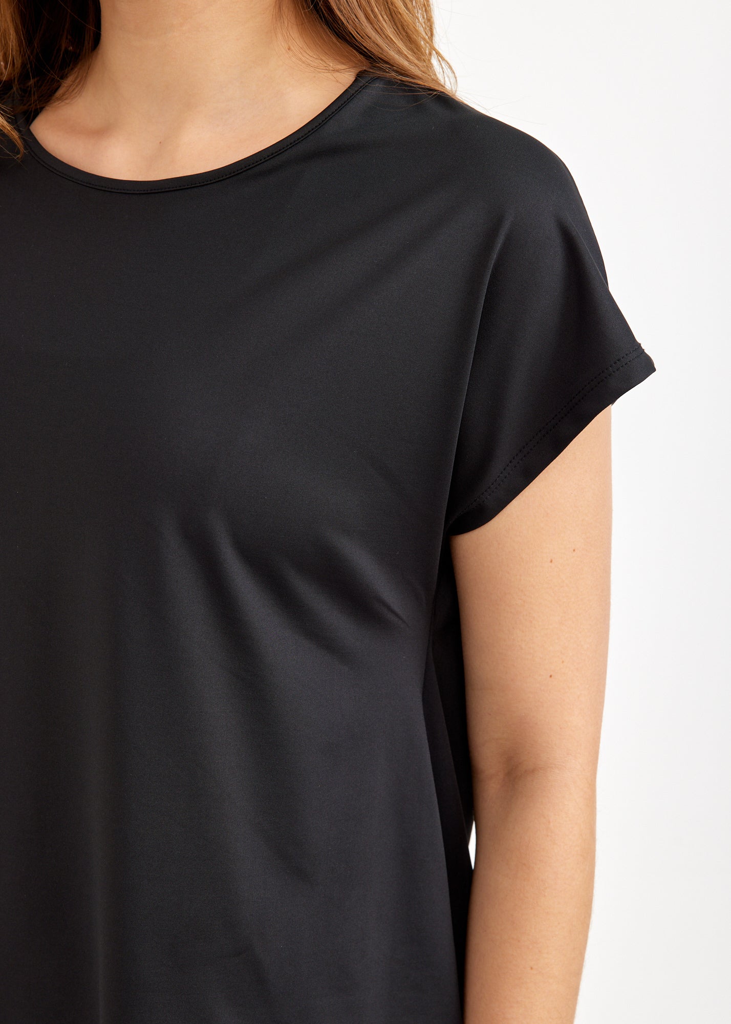 Black tank top-like back training shirt