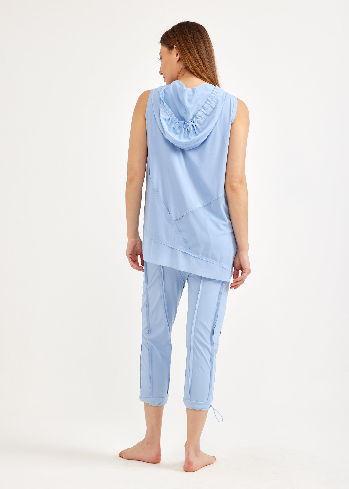 Undershirt with diagonal seams and light blue mesh combination