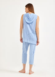 Undershirt with diagonal seams and light blue mesh combination