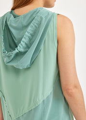 Undershirt with diagonal seams and green mesh combination