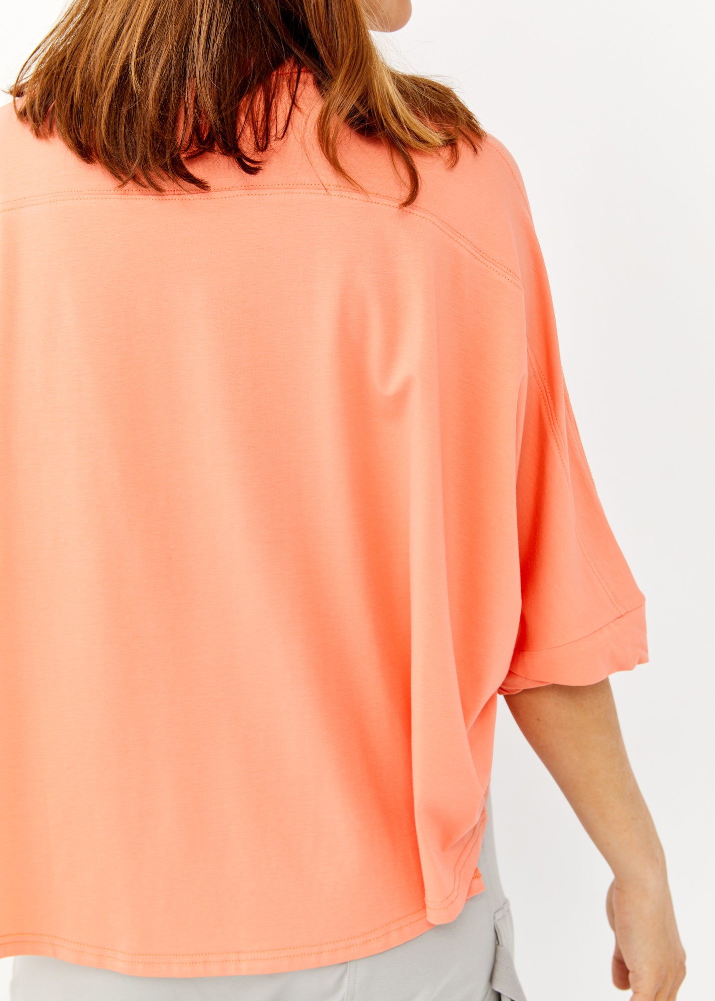 Short sleeve shirt with twisted orange ending