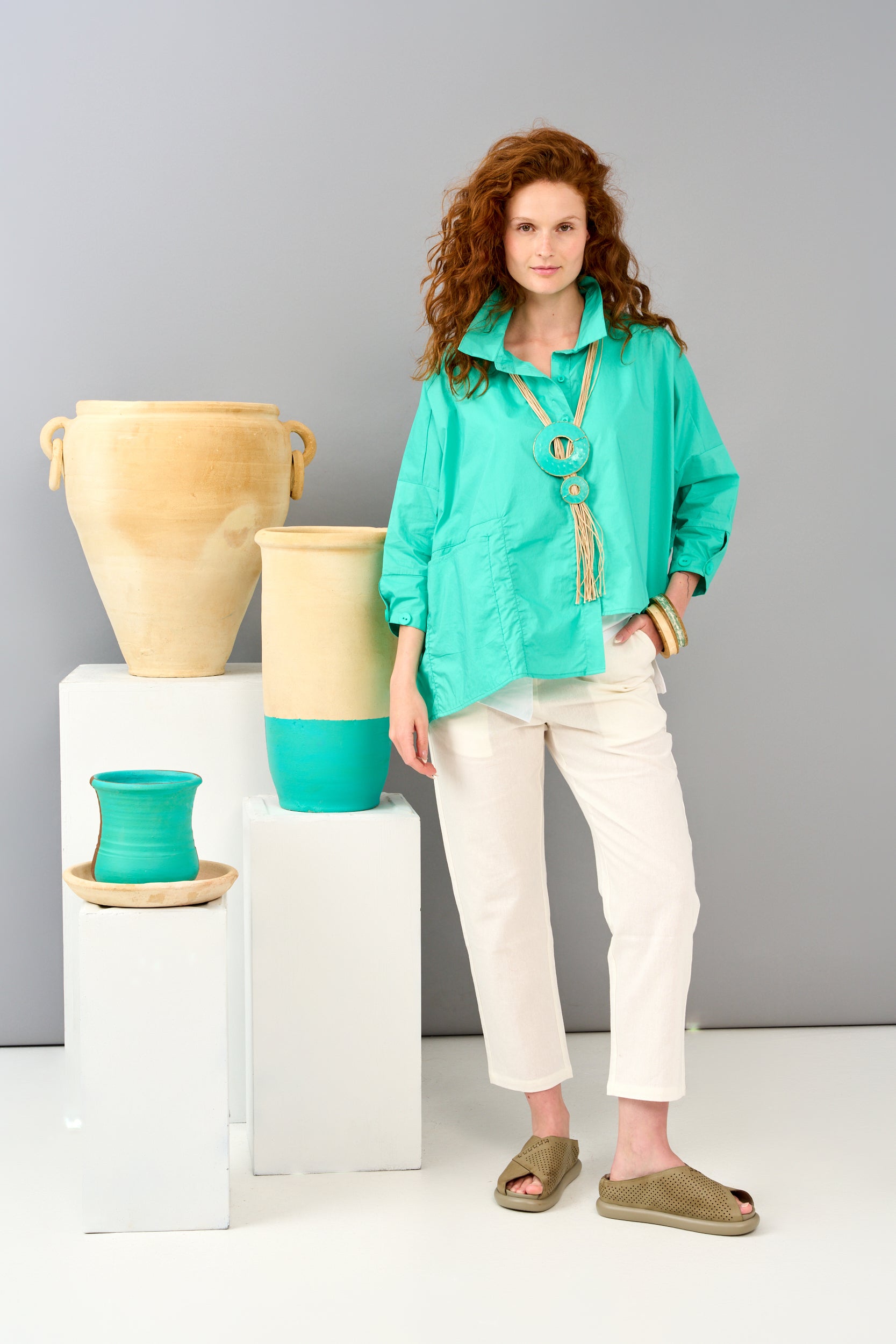 כפכפי נשים שילוב עור מחורר אפור