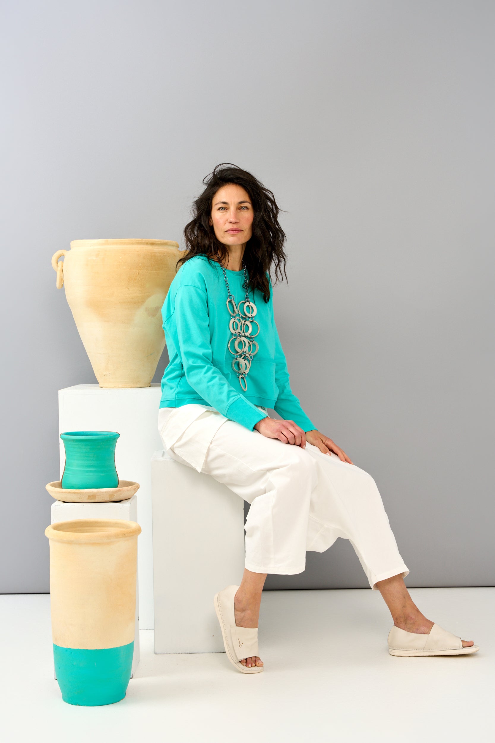 סנדלי עור לנשים סגורות מאחורה לבן