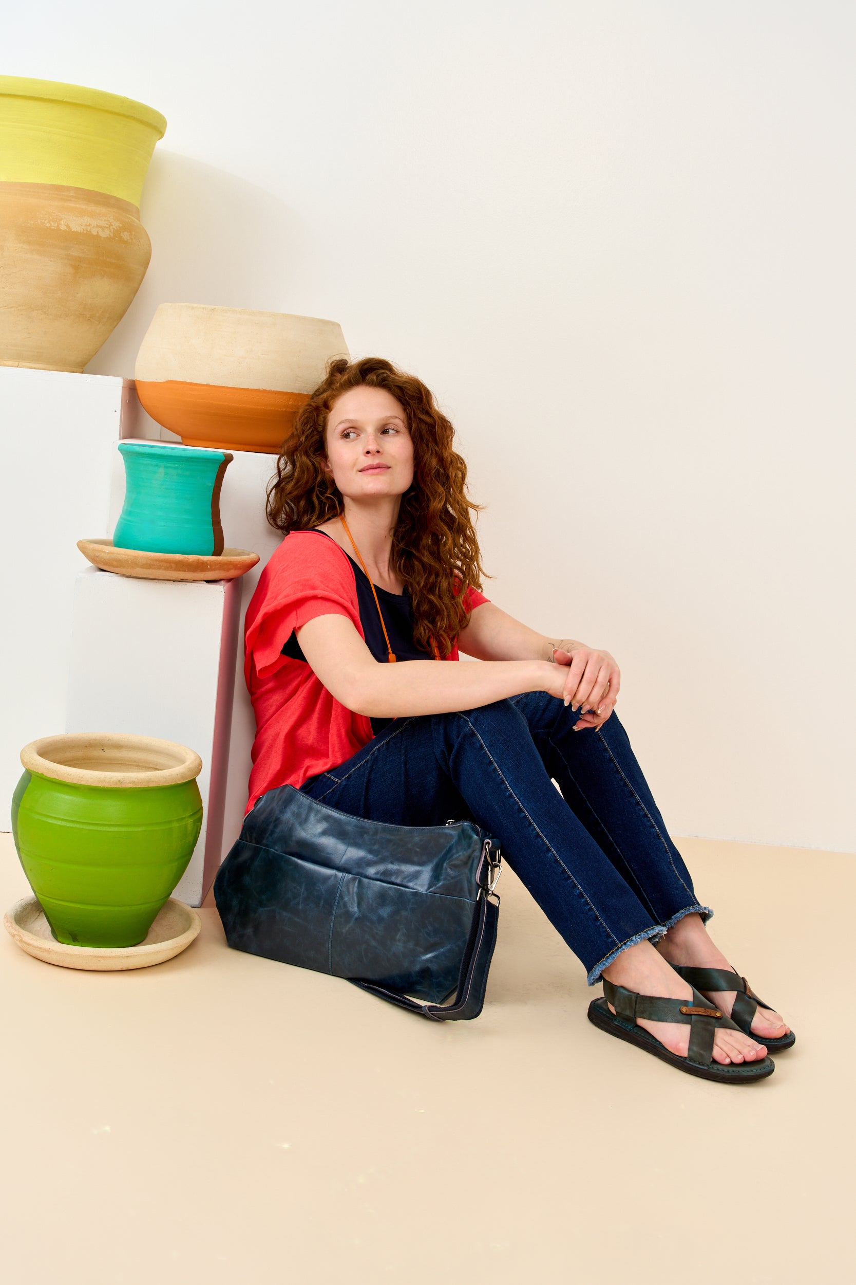 סנדלי עור שטוחות רצועות באיקס כחול