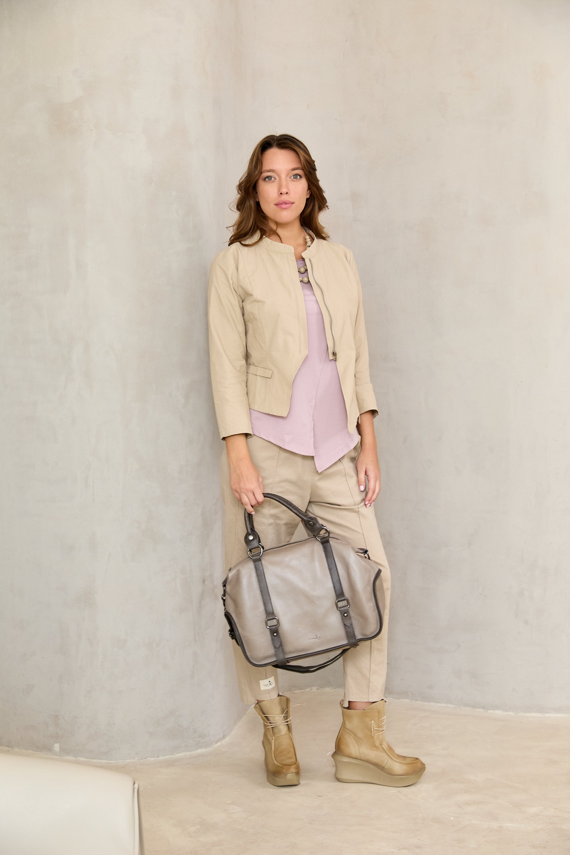 Platform leather shoes with beige laces