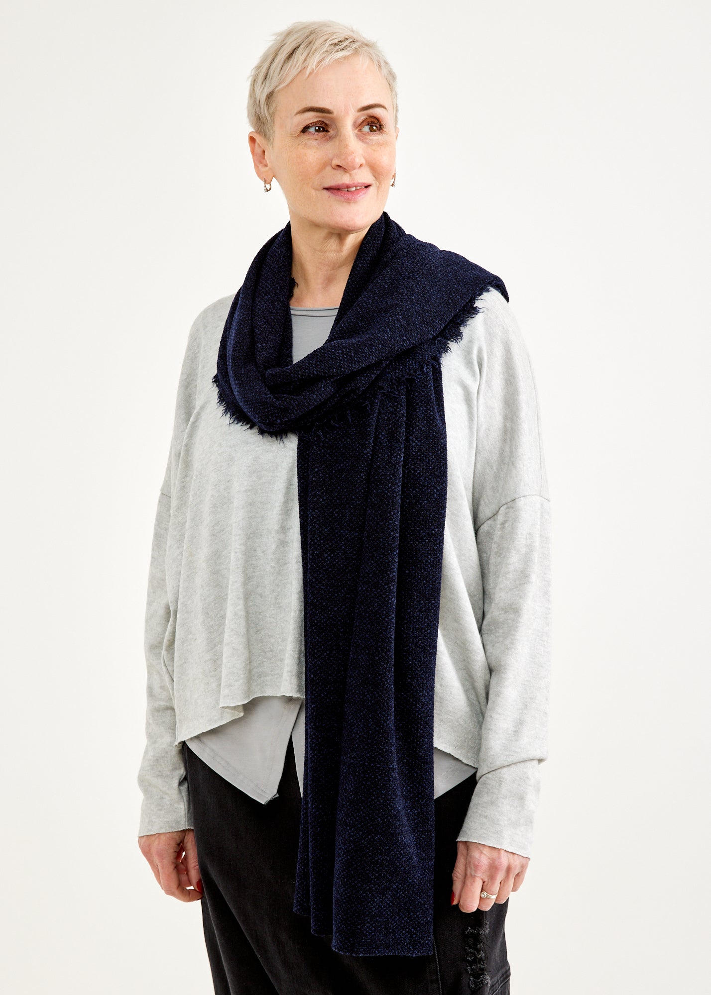 A scarf with a seam in the middle and a blue fringe