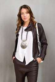 Thread necklace with dark gray shell pendant