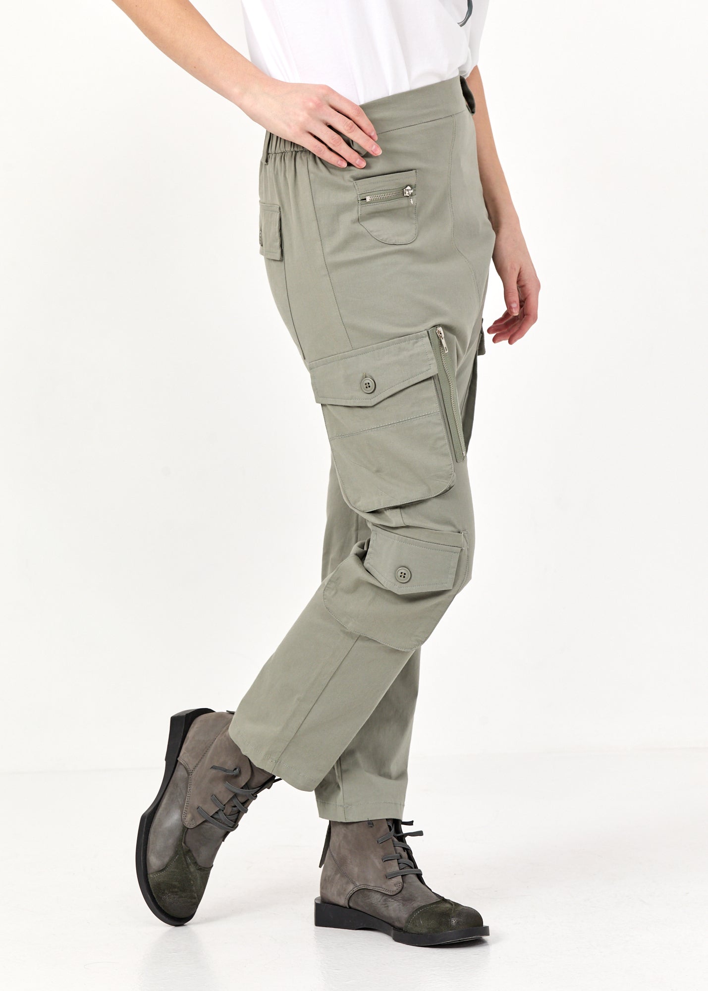 Длинные брюки с зелеными карманами-карго.