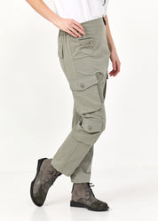 Длинные брюки с зелеными карманами-карго.